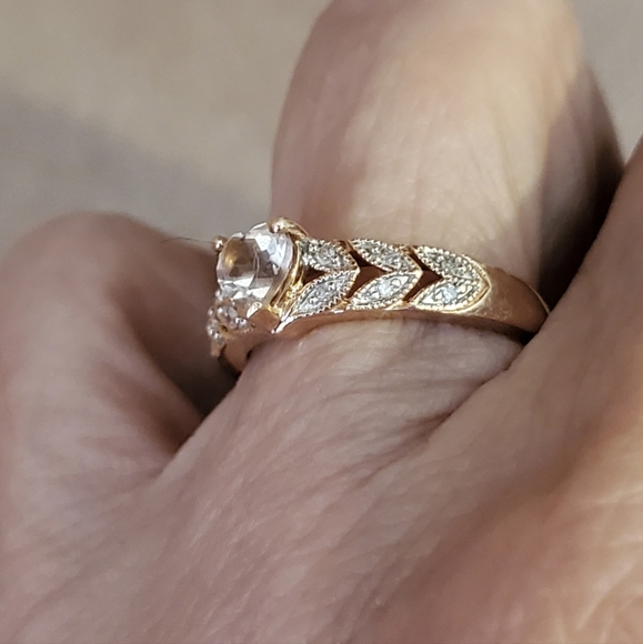 Beautiful 10k morganite/diamond ring - Picture 5 of 7